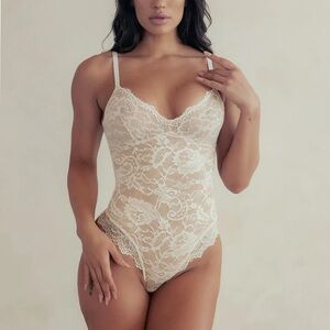Pinsy Shaping Lace Shapewear Bodysuit in cream